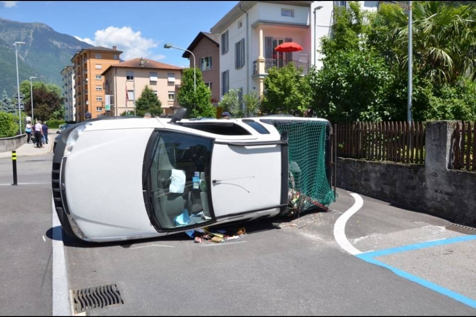 Auto si rovescia a Bellinzona