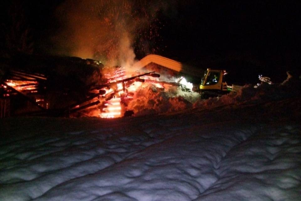 Baita in fiamme nella neve