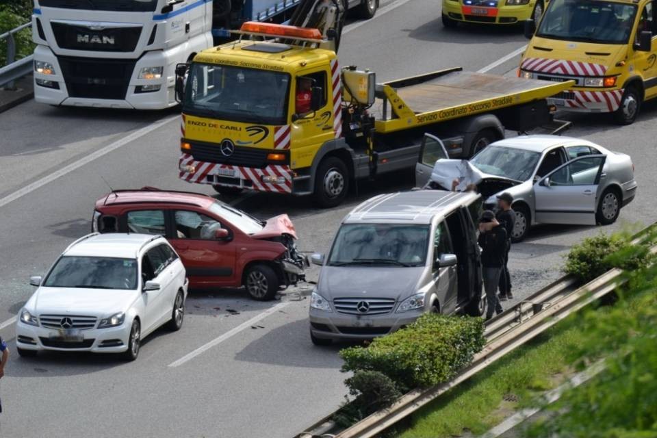 4 auto si scontrano sulla rampa del Ceneri