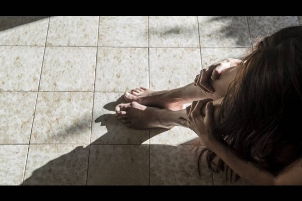 Italia: faceva prostituire la figlia in cambio di piccoli favori