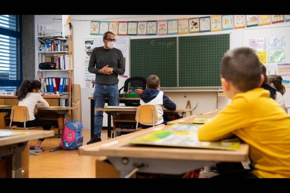 Il DECS lancia un'indagine sulla scuola modello covid
