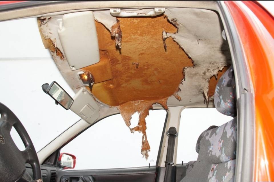Si accende una sigaretta in auto e prende fuoco