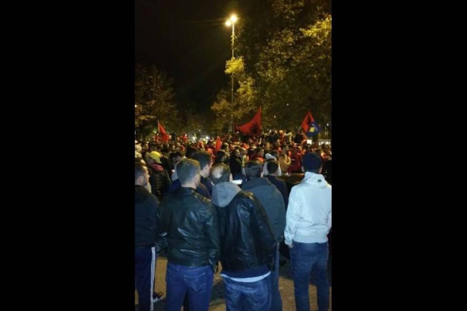 Festeggia l'Albania con il fucile militare