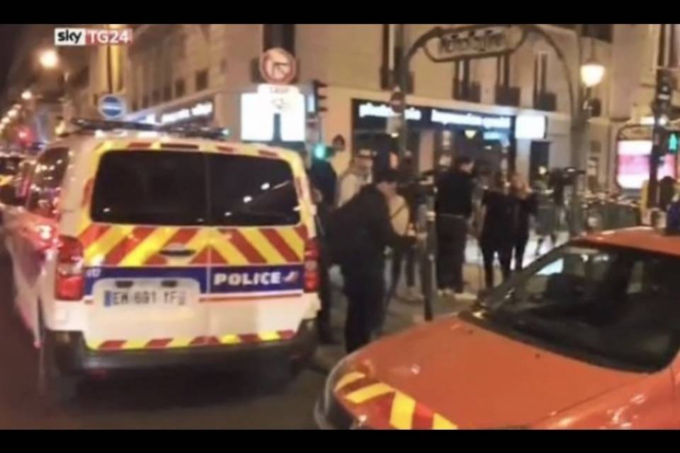 Parigi, l'assalitore è un giovane ceceno