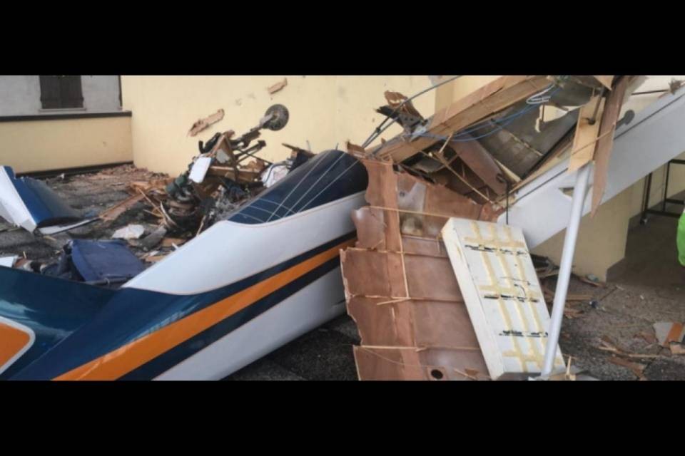 Ultraleggero in picchiata su una casa, due morti in Veneto