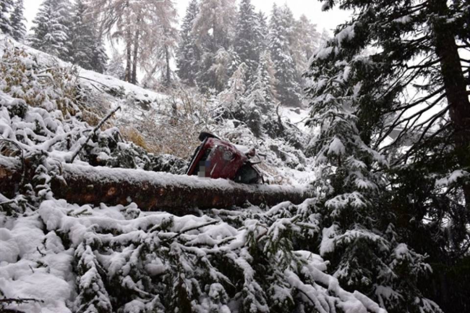 Poschiavo: veicolo si ribalta più volte lungo una scarpata