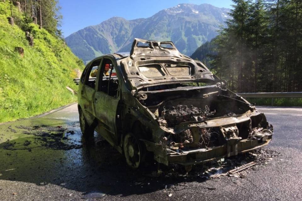 Veicolo devastato dalle fiamme a Kloster