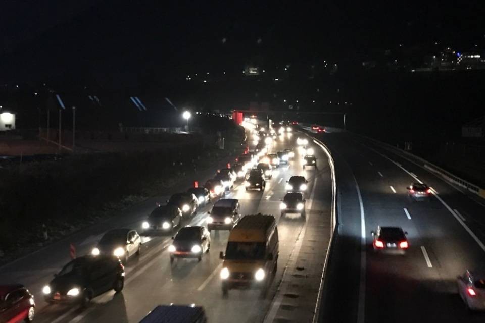 Traffico in tilt al nuovo svincolo di Mendrisio