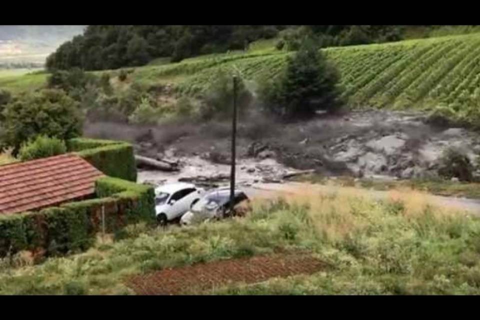Chamoson, una terza auto travolta dal fango