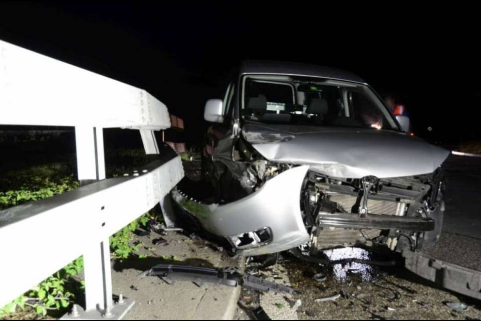 Poliziotto ubriaco si schianta con l'auto di servizio