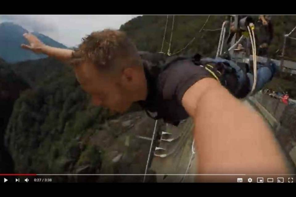 Si butta col Bungee jumping dalla diga della Verzasca