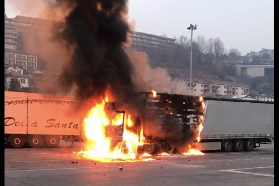 Camion in fiamme nel piazzale doganale di Chiasso