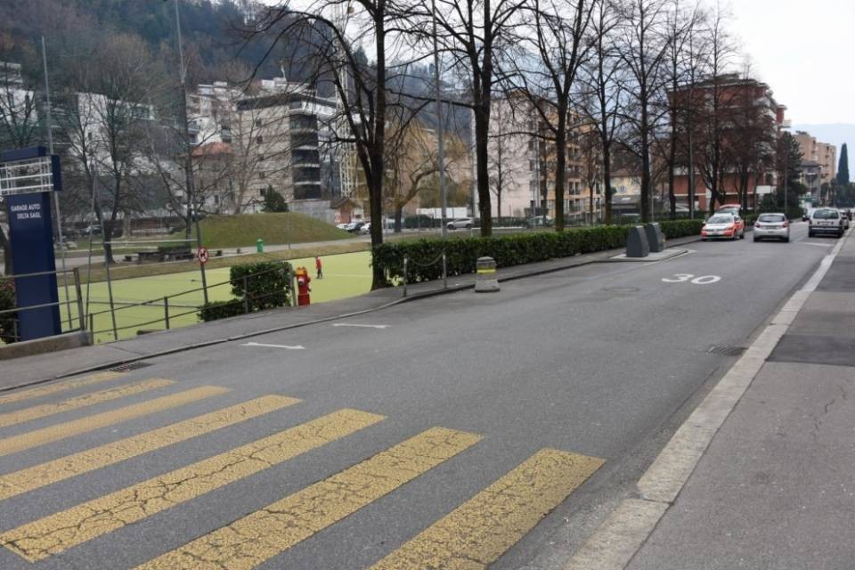 Bimbo urtato fuori dal parco giochi a Cassarate