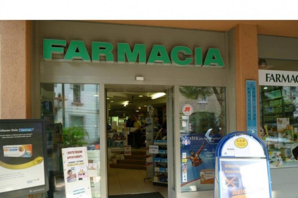 Blitz in una farmacia di Paradiso