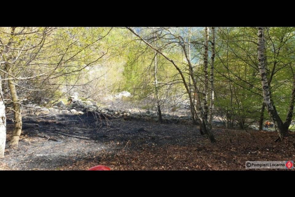 Incendio nei monti sopra Someo