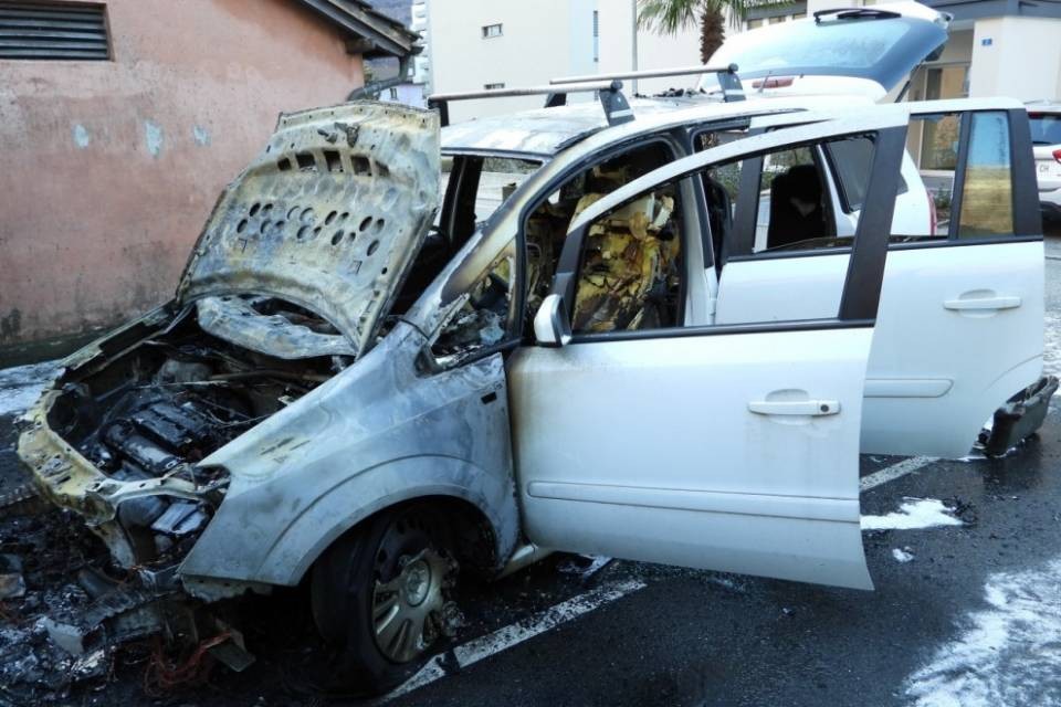 Auto in fiamme in un parcheggio di Biasca