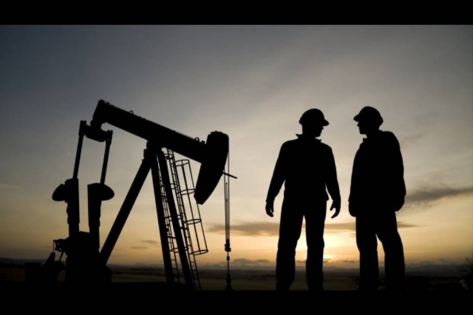 Storico accordo all'Opec+, ma il taglio non convince