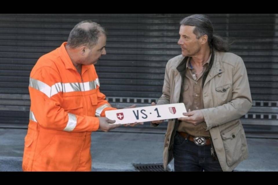 Il 20% degli svizzeri pagherebbe il numero di targa