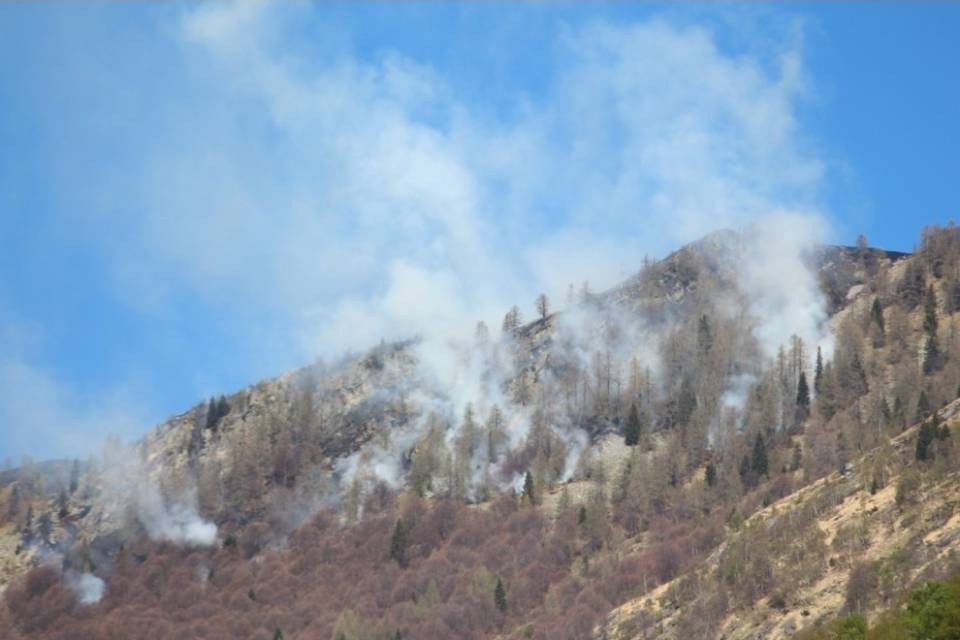 Val Vigezzo, fiamme vicino al confine