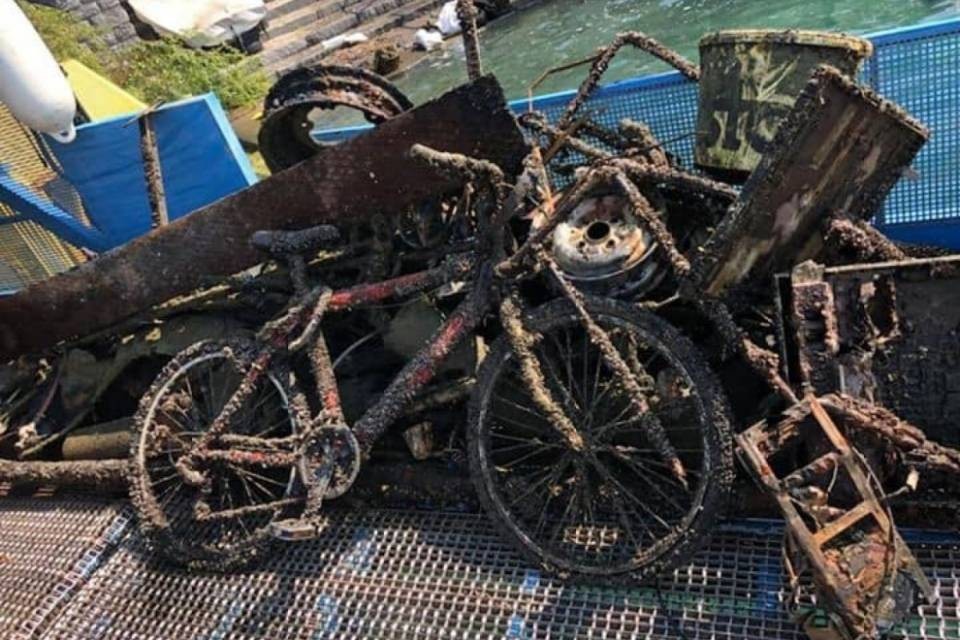 I 'tesori' del fondale: una vespa, biciclette e tanto ciarpame