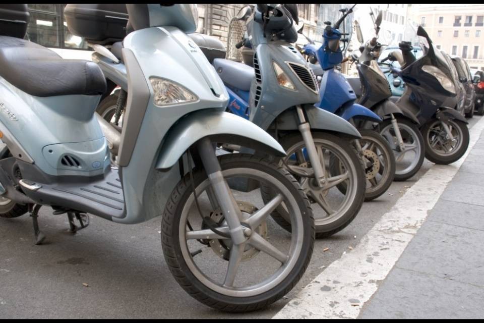 In scooter senza patente: andrà in carcere