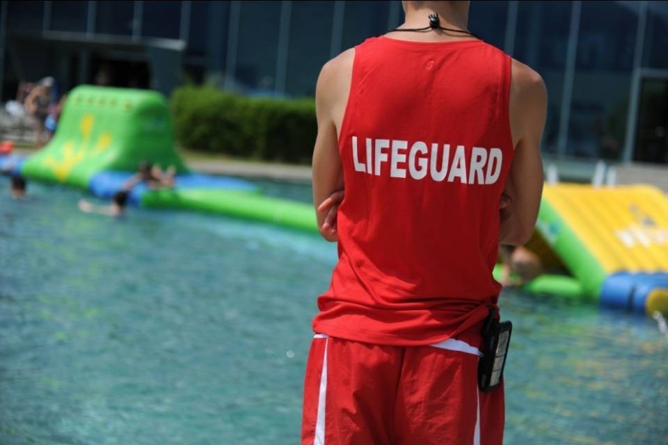 Fuga di cloro in piscina, tutti fuori