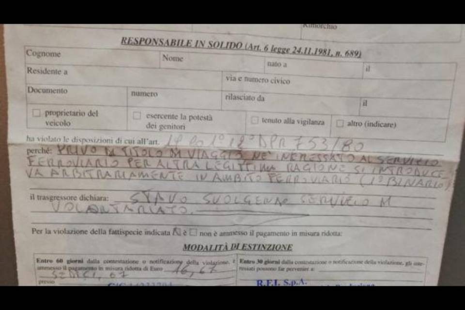 Aiutano i senzatetto in stazione, vengono multati