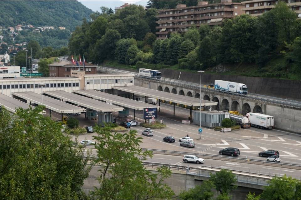 Con 2 kg di coca e 10mila euro in auto, arrestati