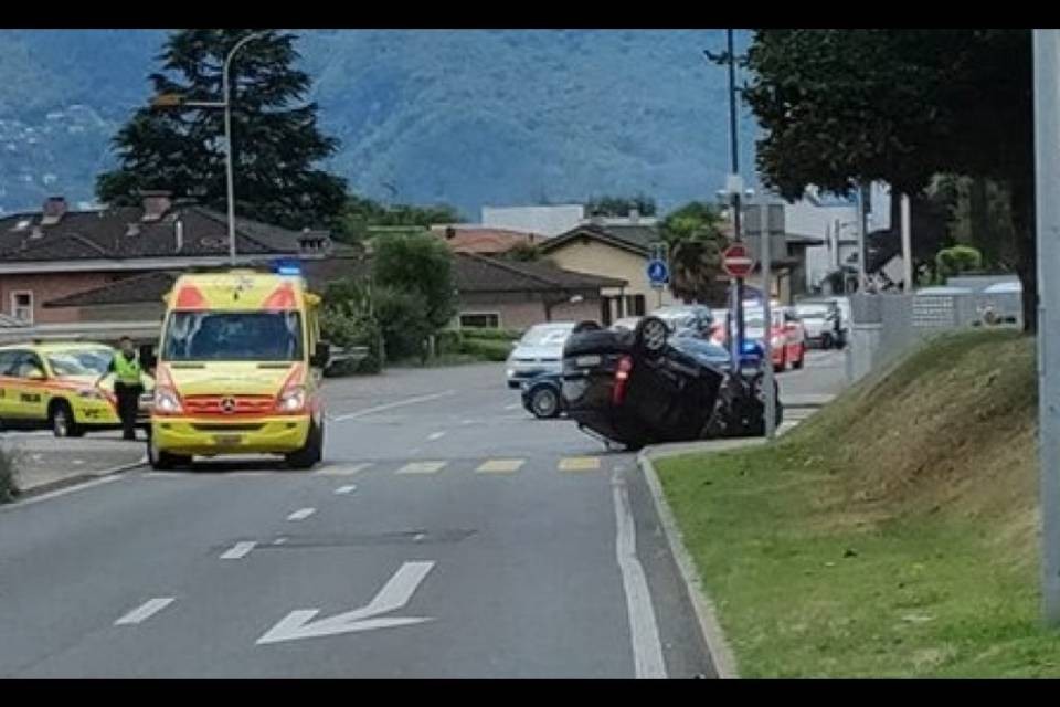 Auto ribaltata ad Ascona