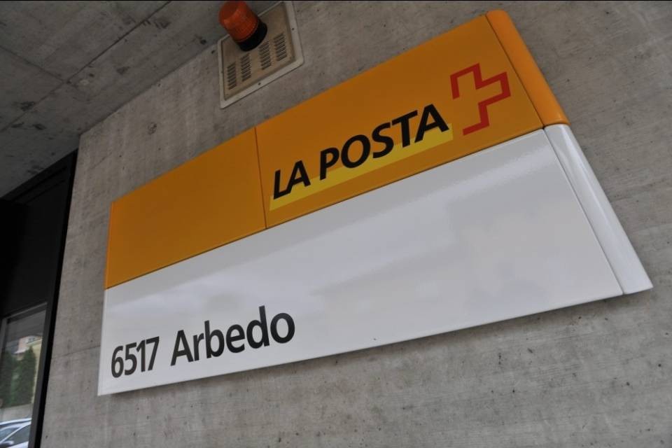 Tenta di rapinare la Posta e si consegna alla Polizia