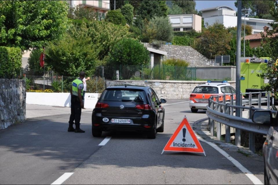Urta il marciapiede e abbatte un cartello stradale