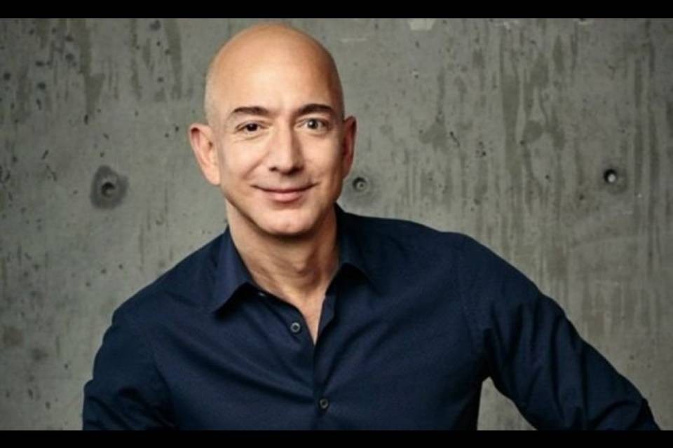 Bezos vale 150 miliardi di dollari, il più ricco dell'era moderna