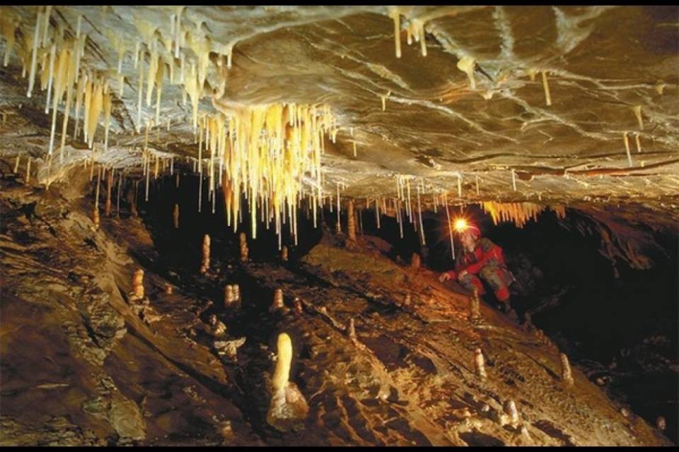 Soccorritori raggiungono gli uomini intrappolati nella grotta