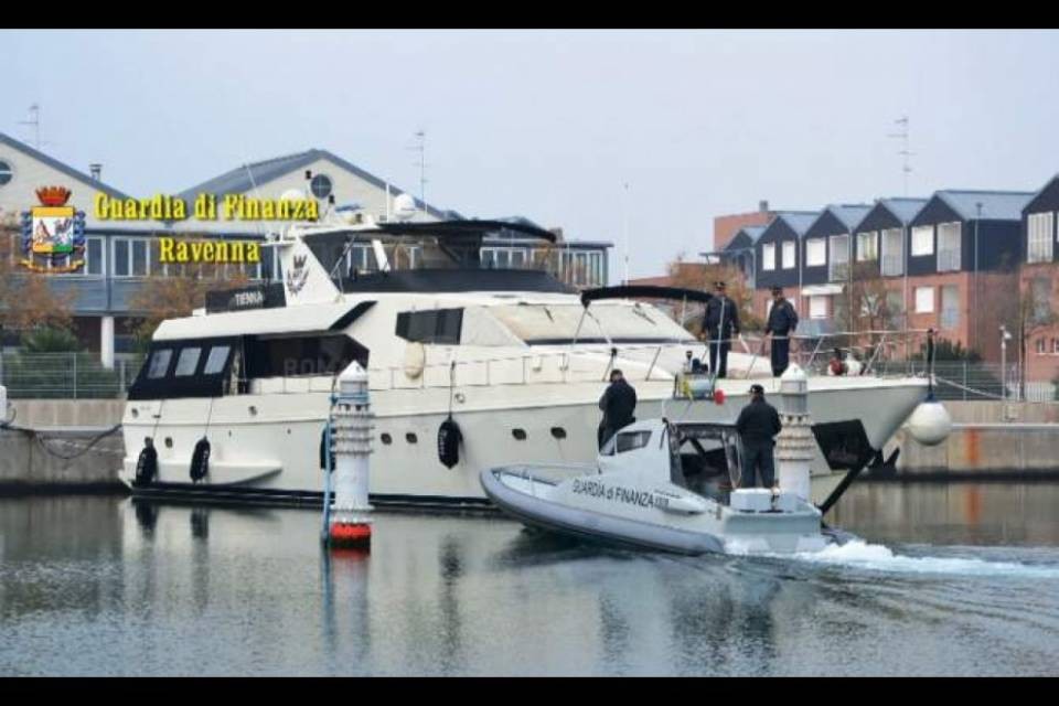 Maxi yacht svizzero sequestrato in Italia