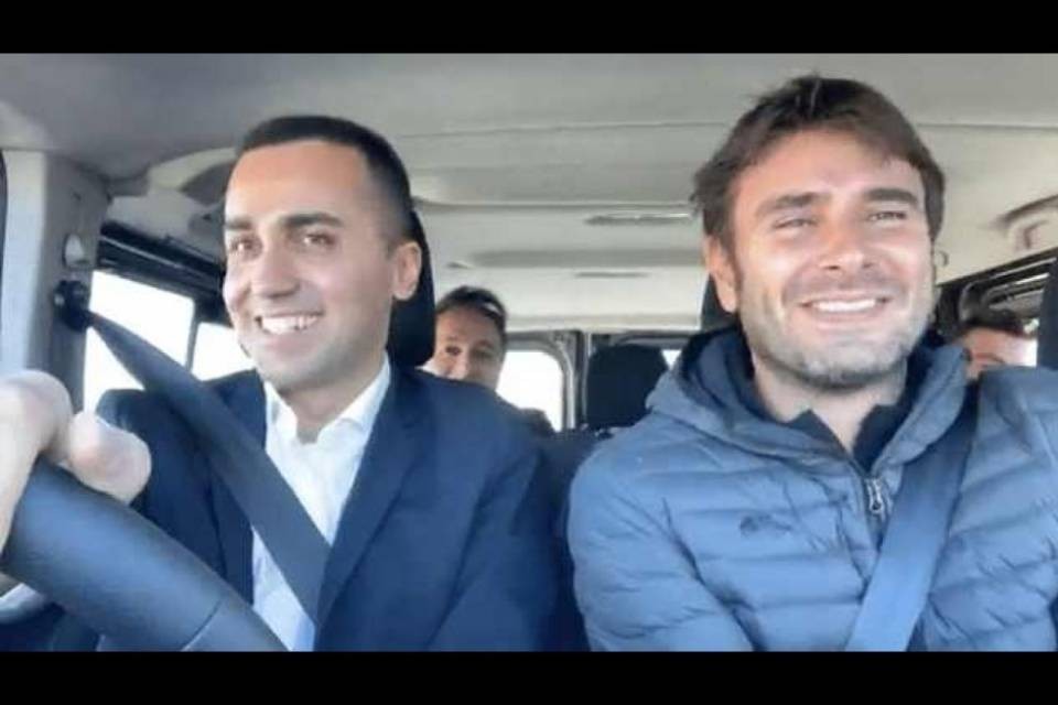 Di Maio e Di Battista fermati dalla dogana Svizzera: stop alla diretta