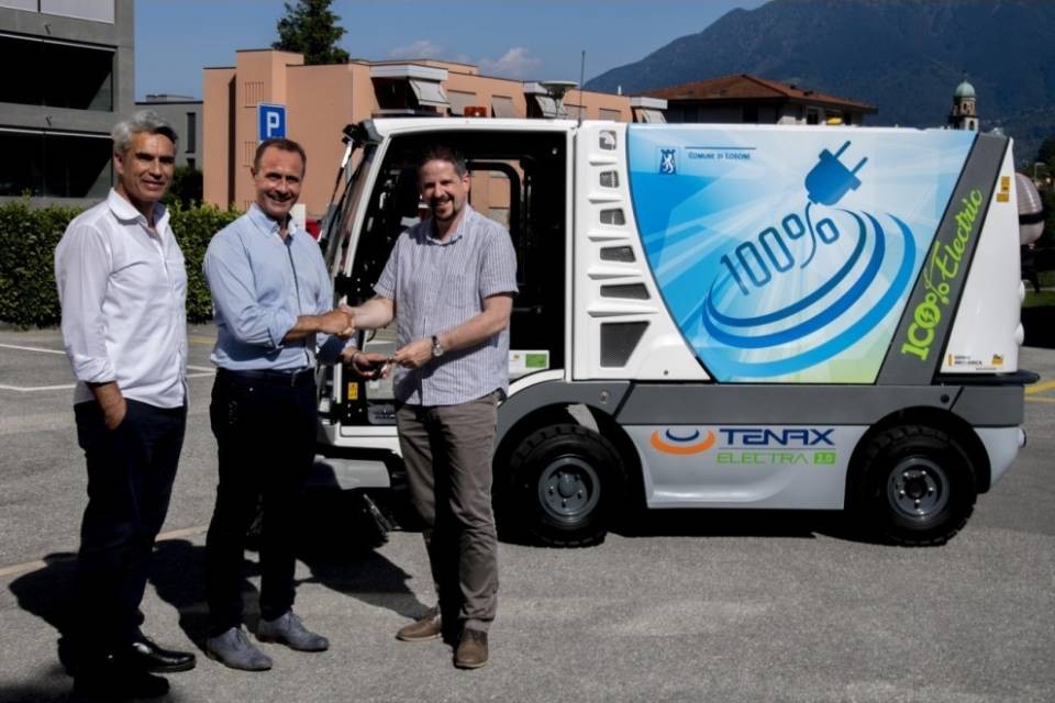 A Losone arriva la prima spazzatrice elettrica del Ticino