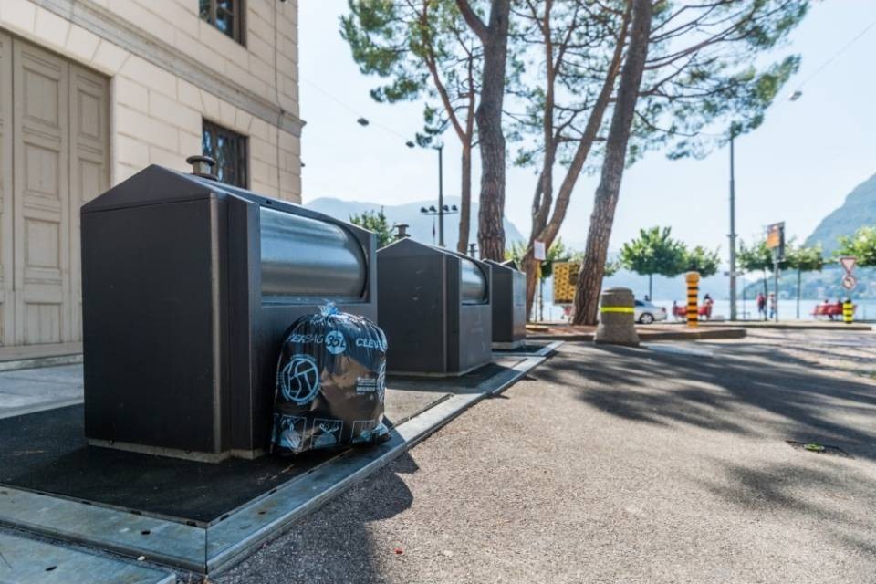 Rifiuti: "Fattibile un servizio porta a porta per gli anziani?"