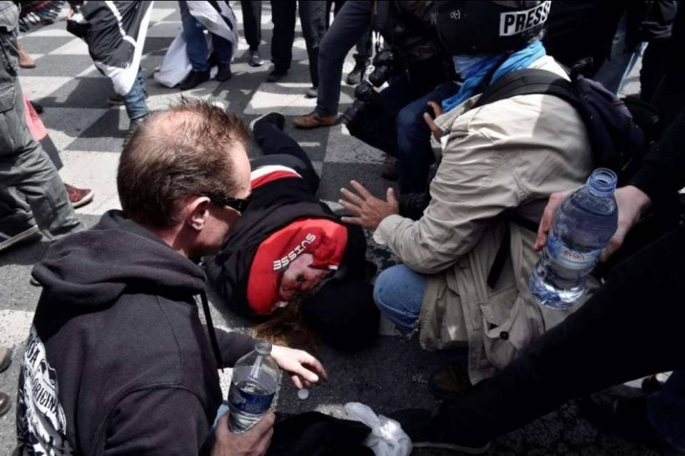 Parigi: manifestante svizzero colpito da granata della polizia