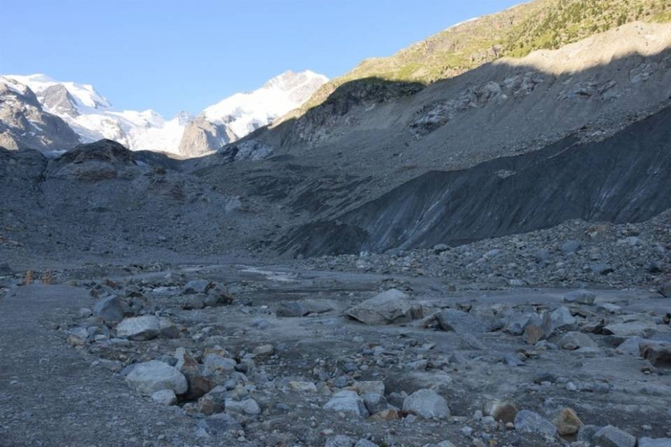 Tragedia in Engadina, morto un bimbo colpito da un masso