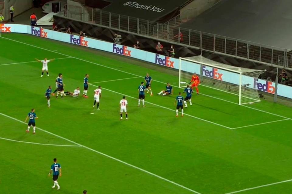 Handanovic è battuto da una deviazione di Lukaku sul tiro di Diego Carlos per il decisivo 3-2 del Siviglia al 74’.