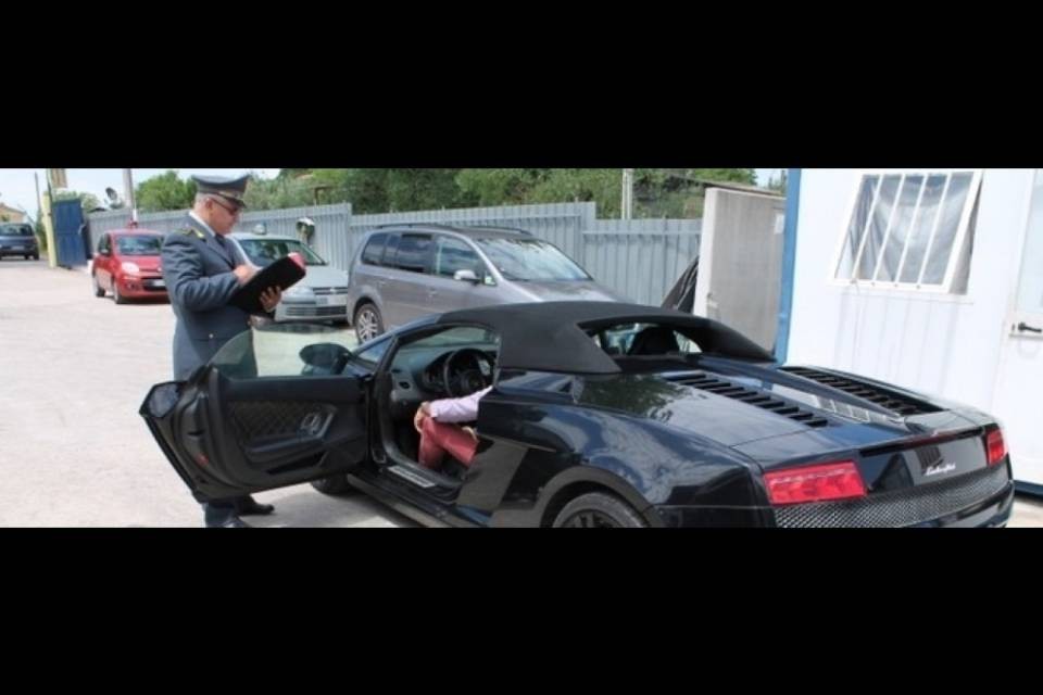 Aveva Ferrari e Lamborghini, ma risultava nullatenente: arrestato