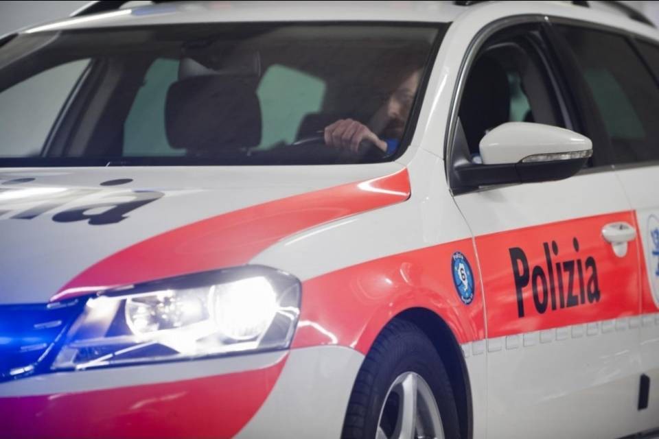 Inseguiti dalla polizia, gettano la refurtiva dal finestrino