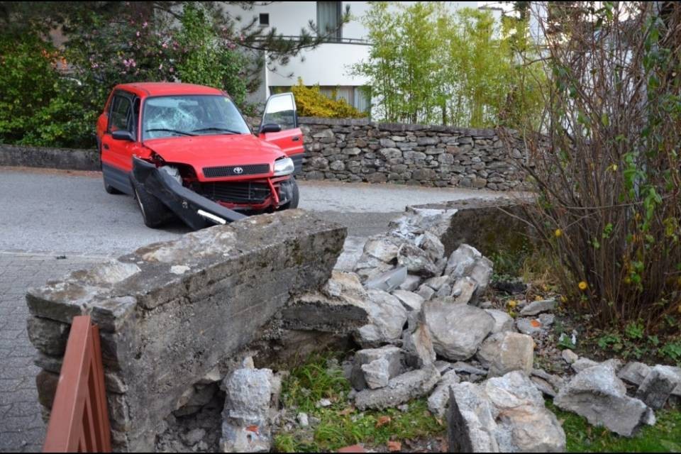 Esce di strada e abbatte un muretto, è grave