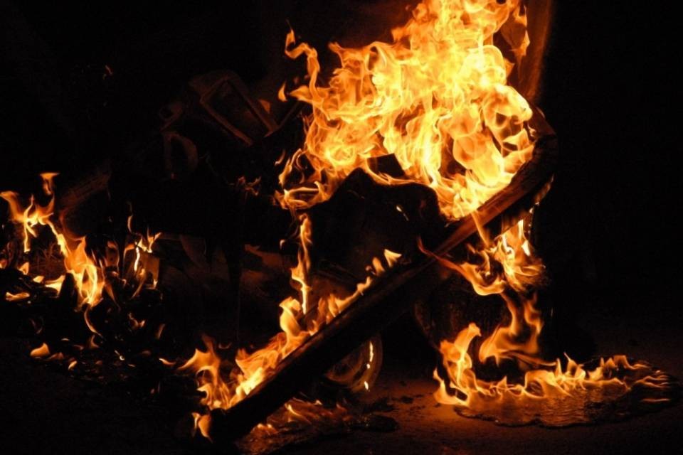 Cassonetto in fiamme ad Agno