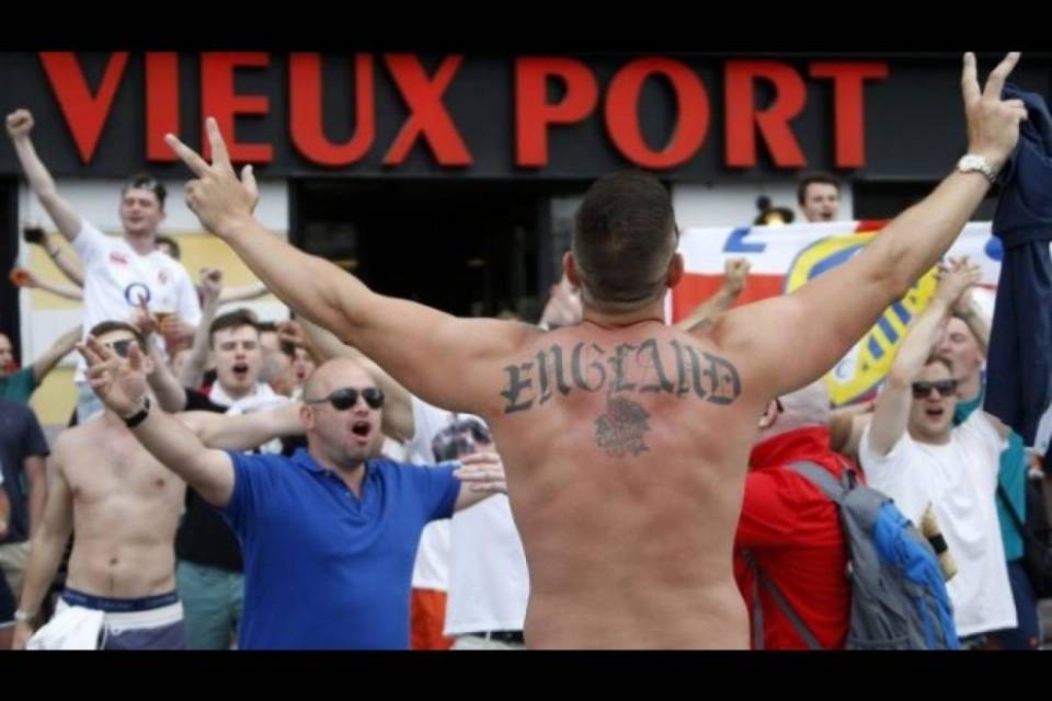 Hooligans inglesi scatenati a Marsiglia, uomo in fin di vita