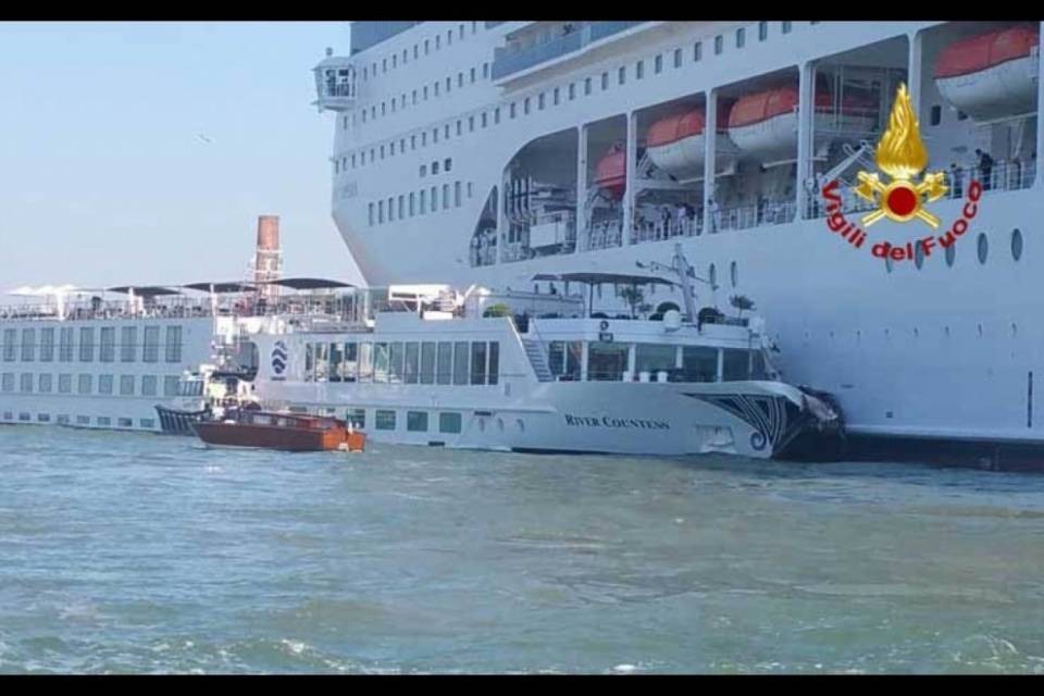 Nave da crociera colpisce battello turistico a Venezia