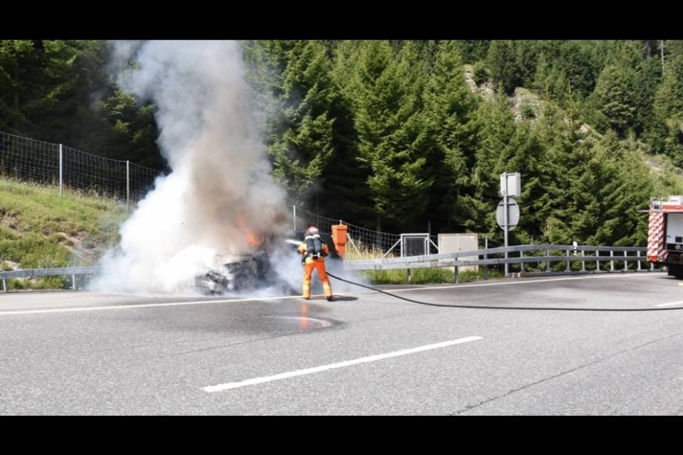 Pian San Giacomo, auto in fiamme sull'A13