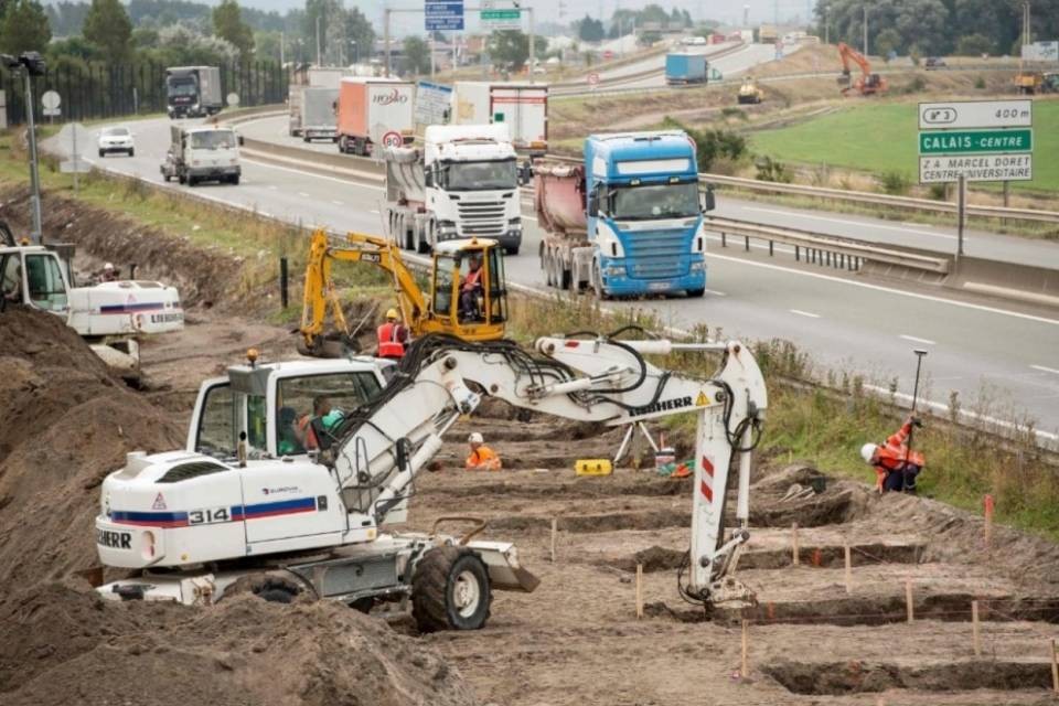 Calais, parte la costruzione del muro anti-immigranti