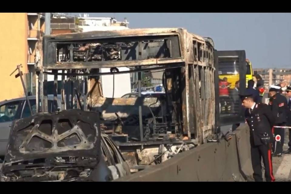Incendia uno scuolabus con 51 bambini a bordo