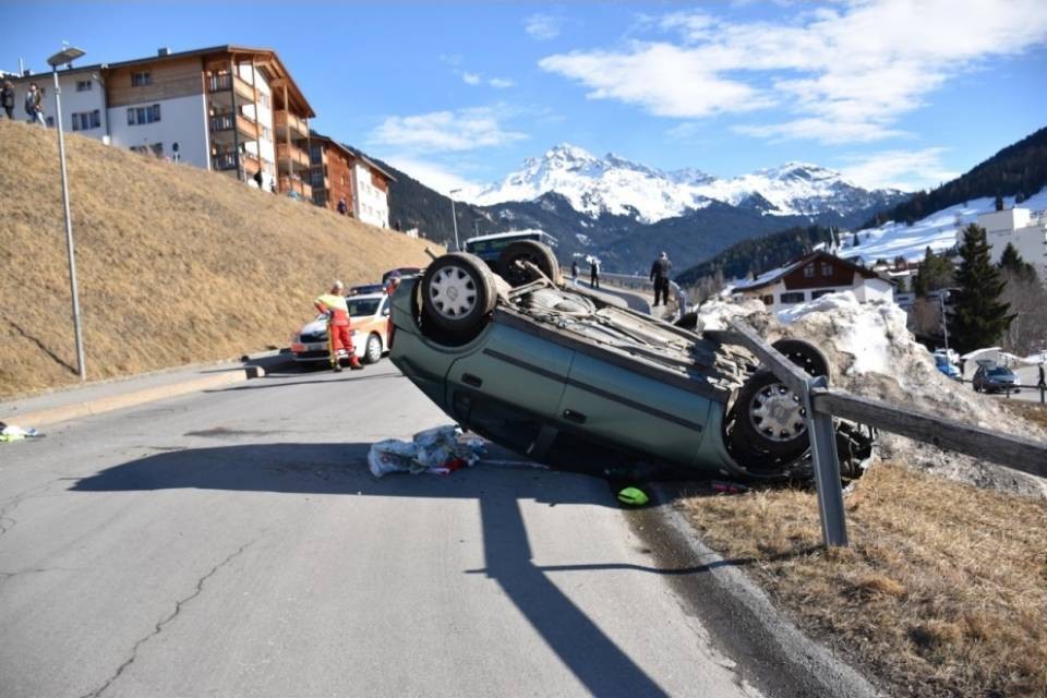 Auto parte da sola e si schianta